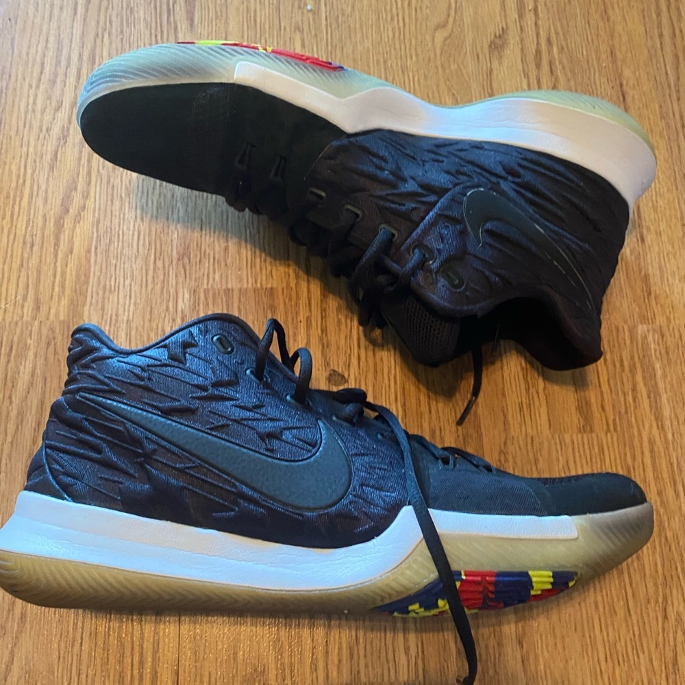 Nike Kyrie 3s Basketball Shoes